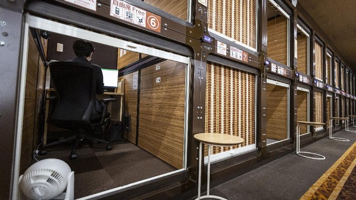 Gegara Corona, Hotel Kapsul di Jepang Berubah Jadi Coworking Space Sebuah hotel kapsul di Jepang mengubah fungsi kamarnya menjadi coworking space pribadi. Hal itu dilakukan agar dapat tetap beroperasi di masa pandemi COVID-19.