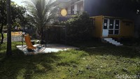 Perpustakaan ini berada di area Taman Bermain Anak Bojongkulur, Kabupaten Bogor.