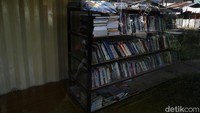 Tampak ruang baca buku di Perpustakaan Desa terlihat kosong.
