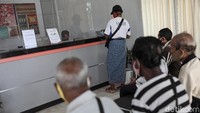 Tampak sejumlah veteran mengantre untuk melakukan pencairan dana pensiun.