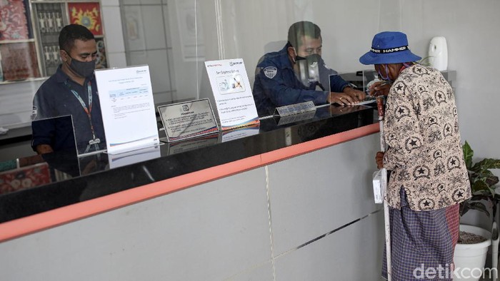 Geliat Aktivitas Perbankan di Kantor BRI NTT Kehadiran bank di Kabupaten Malaka, Timor Tengah Selatan, NTT, berdampak positif bagi warga di sana. Para veteran pun kerap datang untuk mengambil dana pensiun.