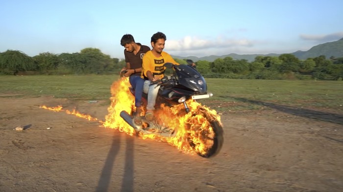 Youtuber India sengaja membakar ban motornya supaya jadi seperti Ghost Rider