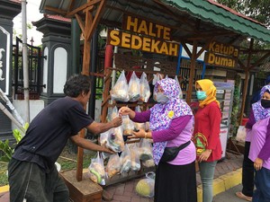 Bukan Untuk Bus, Halte Ini Bagikan Makanan dan Sayuran Gratis
