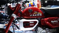 Begini bentuk tangki dengan karakter MS-06S Zaku II. Tidak ada ubahan dari sektor dapur pacu, mesin sepeda motor ini memiliki pendingin udara dengan diameter dan panjang langkah sebesar 52,4 x 57,9 dan perbandingan kompresi 9,3:1, ditunjang dengan teknologi PGM-FI Honda Monkey menghasilkan tenaga maksimal 6,9kW @ 7.000rpm dan torsi sebesar 11Nm @ 5.250rpm. Foto: Ap Honda Thailand