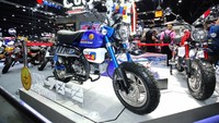 Monkey RX-78-2, warnanya didominasi kelir biru pada tangki berlapis serat karbon, shockbreaker, dan lengan ayun. Sedangkan warna putih terlihat pada body di bawah tangki. Foto: Ap Honda Thailand