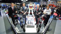 Monkey Gundam Limited Edition dirilis dengan harga 129.900 baht (sekitar Rp 61 jutaan). Itu termasuk satu box set Gundam, kotak penyimpanan, sweater, dan speaker bluetoth, dan stand acryclic. Foto: Ap Honda Thailand