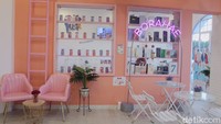 Imnida Cafe menempati lantai dua gerai Royal Xifu, sebuah brand minuman boba kekinian. Lokasi bangunannya juga berjejer dengan ruko-ruko makanan lainnya. Foto: detikcom/Riska Fitria