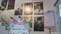 Saat memasuki arena, kamu akan disambut dengan poster-poster bergambar wajah personel BTS. Poster-poster tersebut berukuran besar dan eksklusif lho! Foto: detikcom/Riska Fitria
