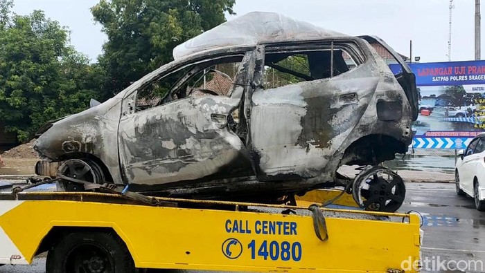 Sebuah kecelakaan terjadi di jalur Tol Solo-Sragen. Kecelakaan itu membuat satu unit mobil terbakar hebat. Berikut penampakannya.