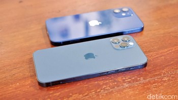 Kendati dimensinya sama, bobot iPhone 12 Pro lebih berat yakni 189 gram, sementara iPhone 12 beratnya 164 gram. Foto: Adi Fida Rahman/detikINET