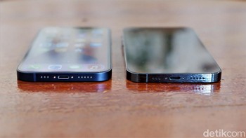 Baterai iPhone 12  dan 12 Pro sama-sama 2.815 mAh dengan pengisian cepat 20W. Foto: Adi Fida Rahman/detikINET