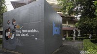 Pameran secara luring dilakukan di setiap universitas.
