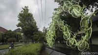 Pengunjung melihat karya saat pameran Jogja International Creative Art Festival (JICAF) 2020 di Fakultas Seni Rupa ISI Yogyakarta, Sewon, Bantul, DI Yogyakarta. 