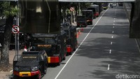 Mobil-mobil polisi terparkir di bahu jalan.