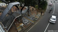 Tampak kawat berduri telah disiapkan meski belum dipasang.