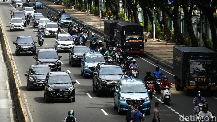 Jelang Aksi PA 212 Lalin Masih Lancar PA 212 akan menggelar Aksi 1812 di Istana Negara, Jakarta. Jelang aksi, lalu lintas di sekitar Patung Kuda masih lancar.
