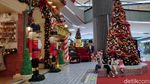 Foto : Jelang Nataru, Mal Ini Dipenuhi Ornamen Natal