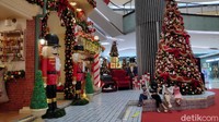 Dekorasi dan Pohon Natal raksasa tampak terlihat jelas di pusat perbelanjaan ini.