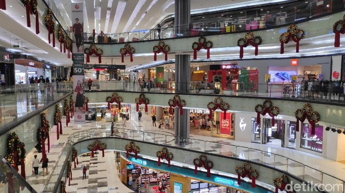 Jelang Nataru, Mal Ini Dipenuhi Ornamen Natal Sejumlah mal bersiap menyambut Natal dan Tahun Baru. Mereka menghias mal dengan ornamen Natal.