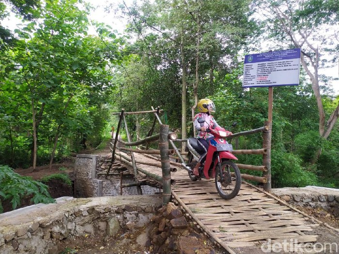 Sebuah jembatan bambu di Ponorogo sempat menjadi sorotan karena diduga dibangun dengan menghabiskan dana Rp 200 juta. Jembatan itu akan dibongkar tahun depan.