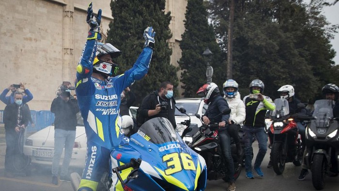 Suzuki Ecstars Spanish rider Joan Mir waves to fans as he arrives at the Balearic Government headquarters to celebrate his MotoGP world championship title in Palma de Mallorca on the Spanish island of Mallorca on November 27, 2020. (Photo by JAIME REINA / AFP)