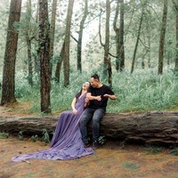 Dalam foto ini ketawa keduanya terlihat sangat natural. Kalina tampak mengenakan dress panjang berwarna ungu, sedangkan Vicky mengenakan kaos polos berwarna hitam dan celana jeans. Foto: Instagram/@kalinaocktaranny