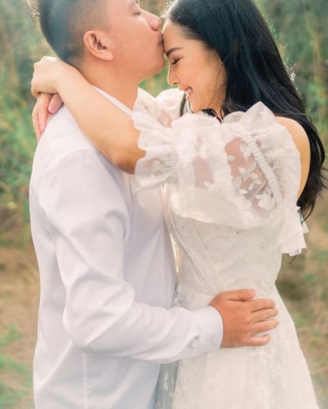 Begini potret keduanya saat tengah berpose romantis. Vicky tampak mencium kening Kalina. Foto: Instagram/@kalinaocktaranny