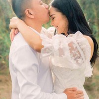 Begini potret keduanya saat tengah berpose romantis. Vicky tampak mencium kening Kalina. Foto: Instagram/@kalinaocktaranny