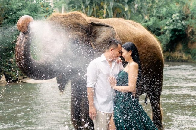 Tak hanya melakukan sesi pemotretan di dalam studio, Vicky dan Kalina juga memilih alam terbuka sebagai lokasi pemotretan prewedding mereka. Foto: Instagram/@kalinaocktaranny