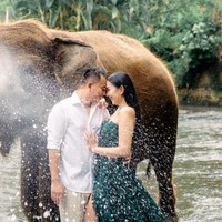 Tak hanya melakukan sesi pemotretan di dalam studio, Vicky dan Kalina juga memilih alam terbuka sebagai lokasi pemotretan prewedding mereka. Foto: Instagram/@kalinaocktaranny