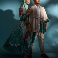 Berbeda dari konsep sebelumnya, konsep pemotretan yang satu ini justru terlihat lebih kalem. Menggunakan pakaian berwarna senada, keduanya terlihat kompak. Foto: Instagram/@kalinaocktaranny