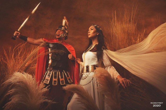 Vicky menyebut bahwa salah satu konsep pemotretan preweddingnya bersama Kalina ada yang menggabungkan budaya Barat dan Timur, seperti dalam foto ini. Vicky terlihat siap bertempur dengan kostum gladiatornya. Foto: Instagram/@kalinaocktaranny