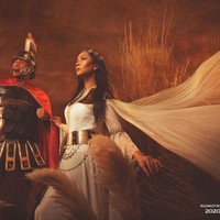 Vicky menyebut bahwa salah satu konsep pemotretan preweddingnya bersama Kalina ada yang menggabungkan budaya Barat dan Timur, seperti dalam foto ini. Vicky terlihat siap bertempur dengan kostum gladiatornya. Foto: Instagram/@kalinaocktaranny