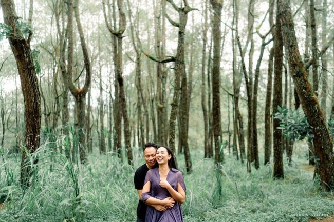 Keduanya juga tampak berpose romantis di tengah hutan. Tawa kebahagiaan sangat jelas terlihat di wajah mantan istri Deddy Corbuzier itu. Foto: Instagram/@kalinaocktaranny