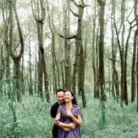 Keduanya juga tampak berpose romantis di tengah hutan. Tawa kebahagiaan sangat jelas terlihat di wajah mantan istri Deddy Corbuzier itu. Foto: Instagram/@kalinaocktaranny