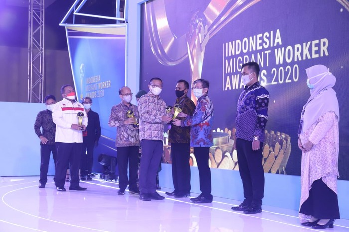 Kemnaker beri penghargaan ke sejumlah pihak yang berjasa dalam meningkatkan kualitas pelayanan dan pelindungan bagi Pekerja Migran Indonesia dan keluarganya.