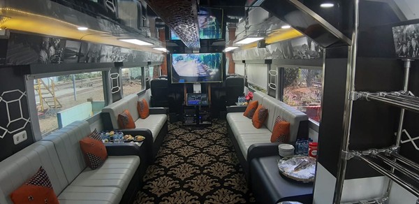 Kereta ini merupakan ex-kereta inpeksi yang didesain ulang untuk traveler yang ingin menikmati perjalanan dengan pengalaman yang berbeda. Karena Kereta Istimewa bisa digunakan untuk melakukan perjalanan wisata sesuai dengan waktu yang kamu inginkan / fleksibel. Kereta Istimewa memiliki 45 bangku. (dok KAI) Kereta ini merupakan ex-kereta inpeksi yang didesain ulang untuk traveler yang ingin menikmati perjalanan dengan pengalaman yang berbeda. Karena Kereta Istimewa bisa digunakan untuk melakukan perjalanan wisata sesuai dengan waktu yang kamu inginkan / fleksibel. Kereta Istimewa memiliki 45 bangku. (dok KAI)
