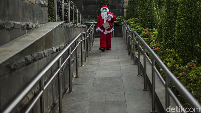 Ketika Santa Berbagi Kopi Gratis untuk Warga di Ibu Kota Menyambut perayaan Natal, seorang warga mengenakan baju santa membagikan kopi gratis di jalanan Ibu Kota. Ada beragam jenis kopi yang dibagikannya kepada warga.