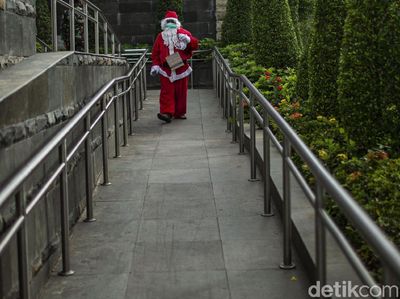 Ketika Santa Berbagi Kopi Gratis untuk Warga di Ibu Kota