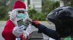 Ketika Santa Berbagi Kopi Gratis untuk Warga di Ibu Kota