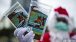 Ketika Santa Berbagi Kopi Gratis untuk Warga di Ibu Kota