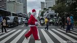 Ketika Santa Berbagi Kopi Gratis untuk Warga di Ibu Kota
