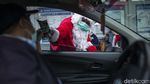 Ketika Santa Berbagi Kopi Gratis untuk Warga di Ibu Kota
