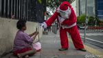 Ketika Santa Berbagi Kopi Gratis untuk Warga di Ibu Kota