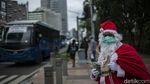Ketika Santa Berbagi Kopi Gratis untuk Warga di Ibu Kota