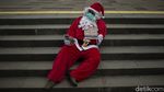 Ketika Santa Berbagi Kopi Gratis untuk Warga di Ibu Kota