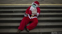 Guna mencegah penyebaran virus Corona, Santa Claus tersebut pun mengenakan masker.