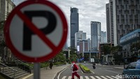 Sibuknya Santa Claus saat sedang membagikan kopi gratis di kawasan Ibu Kota.