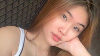 “Jujur ya nih gue jawab, gue nggak ada fantasi-fantasi sama siapa-siapa gitu. Gue kalau sama satu orang ya sudah ngebayanginnya sama orang itu saja. Gue nggak punya fantasi. Gue fantasi nggak sama orang, tapi berfantasinya yang bagaimana gitu,” jawab Anastasya. (Foto: dok. Instagram @anastasyakh)
