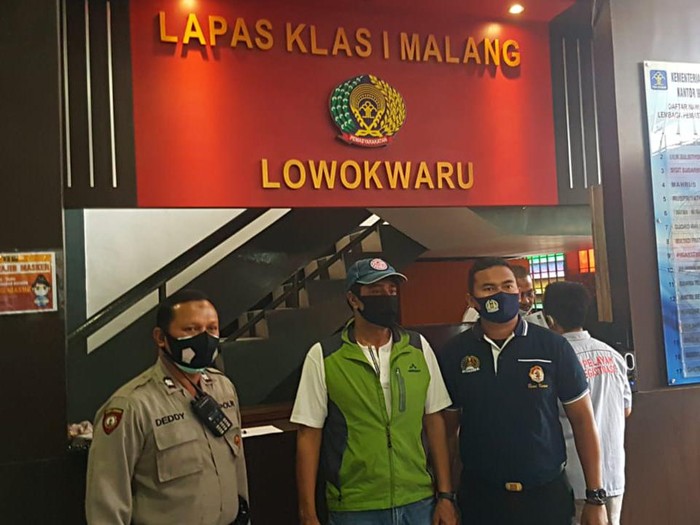 Kantor Imigrasi Klas I Malang menangkap seorang WN Kanada, Khan A Ahmad dalam kasus pemalsuan dokumen. Ia ditangkap saat perpanjangan izin tinggal.